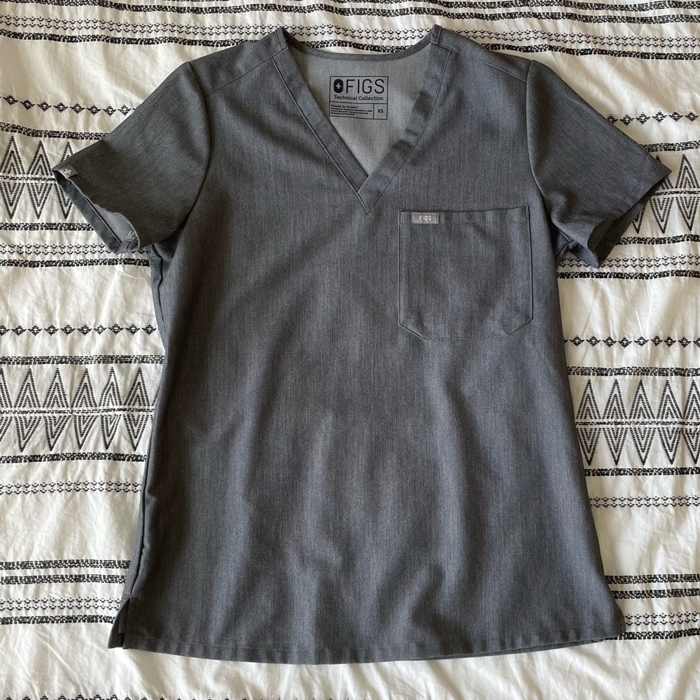 Figs Catarina One-Pocket Scrub Top in Graphite